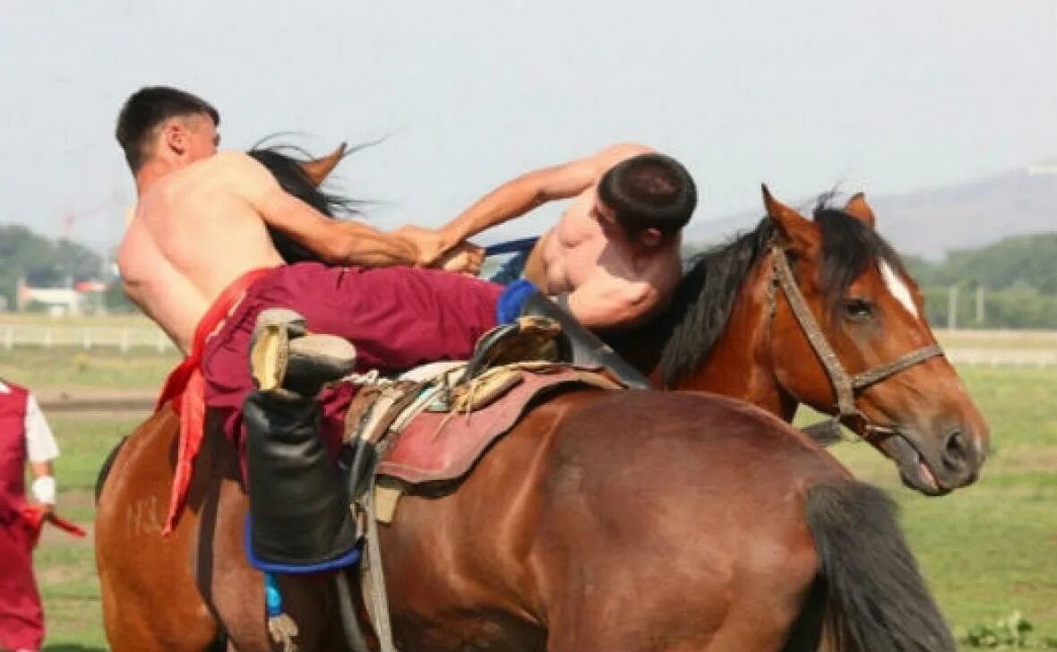 Традиции казахов связанные с лошадьми. Аударыспак казахская Национальная игра. Аударыспак (перевертыши). Казахские игры национальные кокпар.