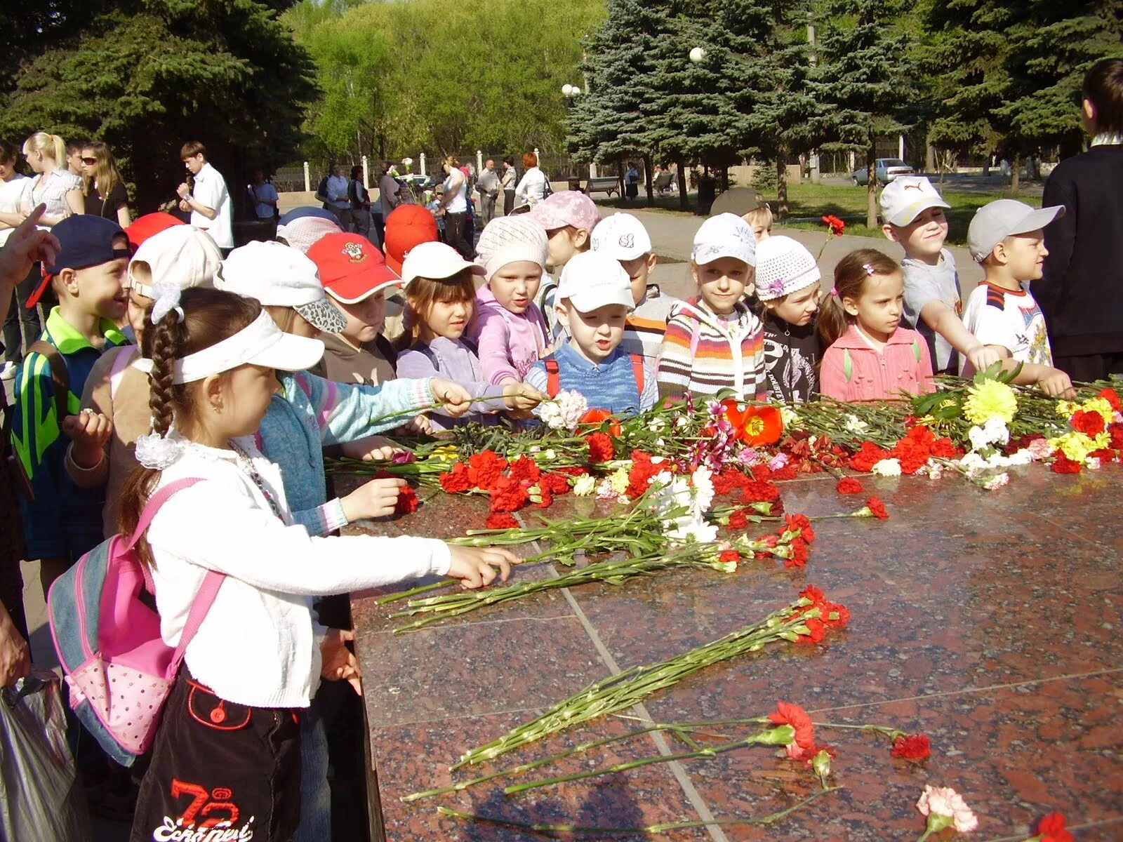 Дети возлагают цветы к Вечному огню. Дети возлагают цветы. Возложение цветов в детском саду. Дети возлагают цветы неизвестному солдату. Сценарий посвященный женщинам