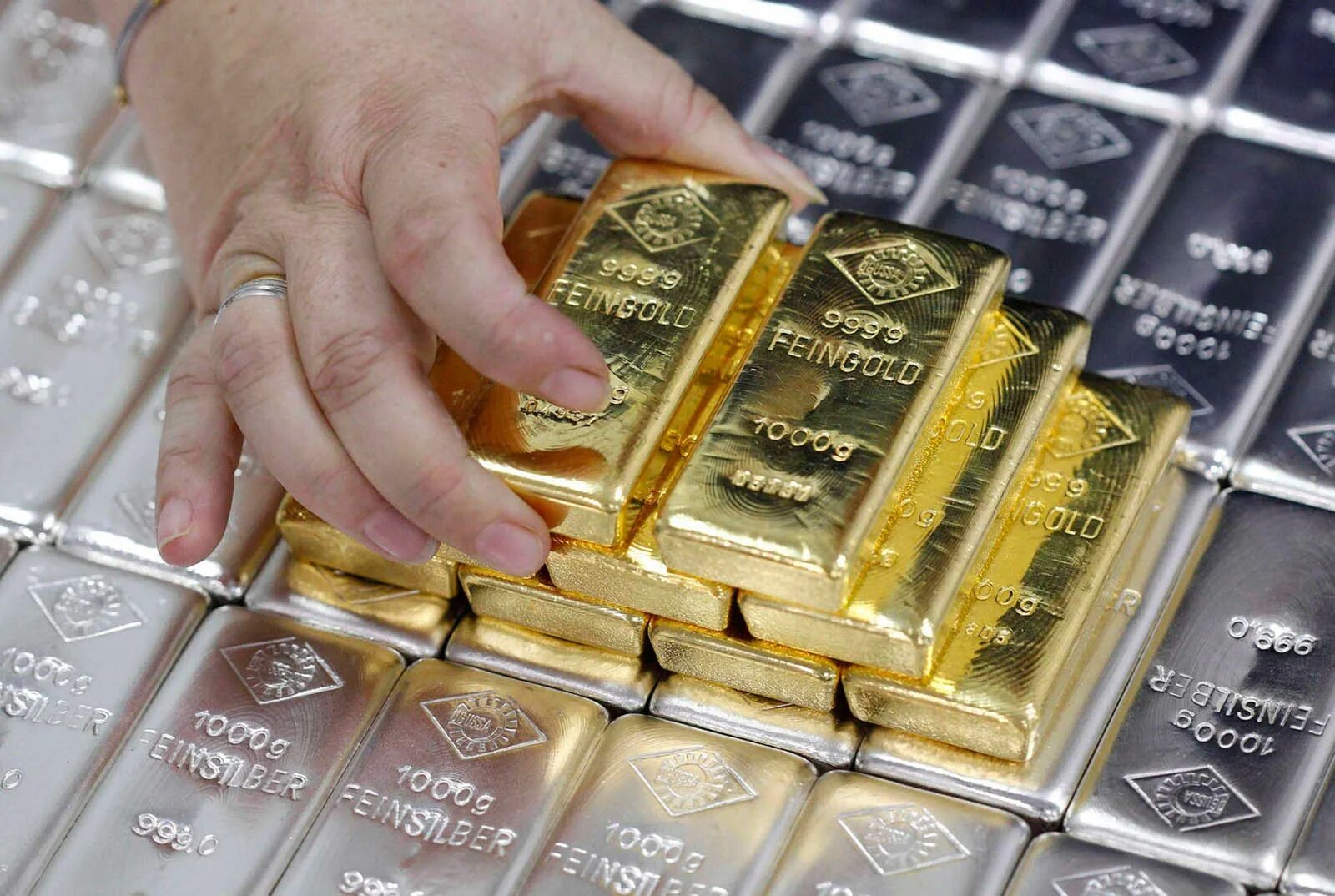 Покупка российского в банке. Слиток золота. Слиток золотой. Банковское золото. Драгоценные металлы.