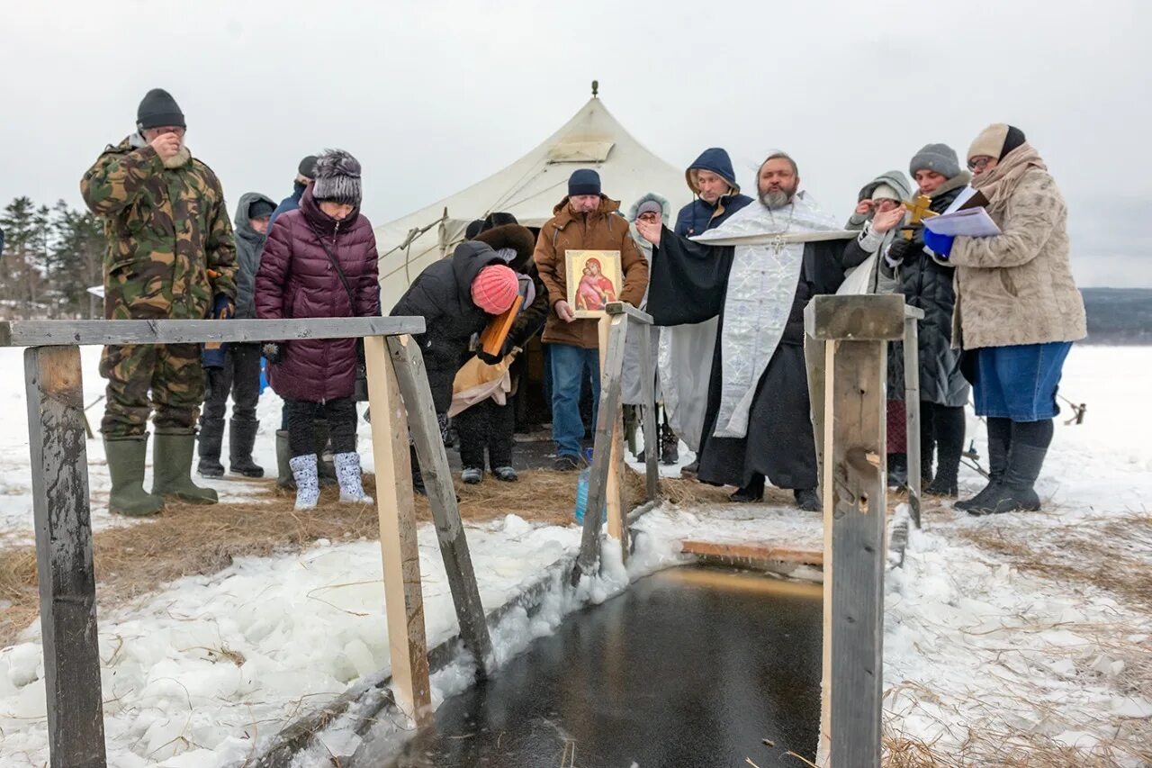 Крещение Господне Богоявление 19 января. С праздником крещения. Празднование крещения. Крещение православный праздник.