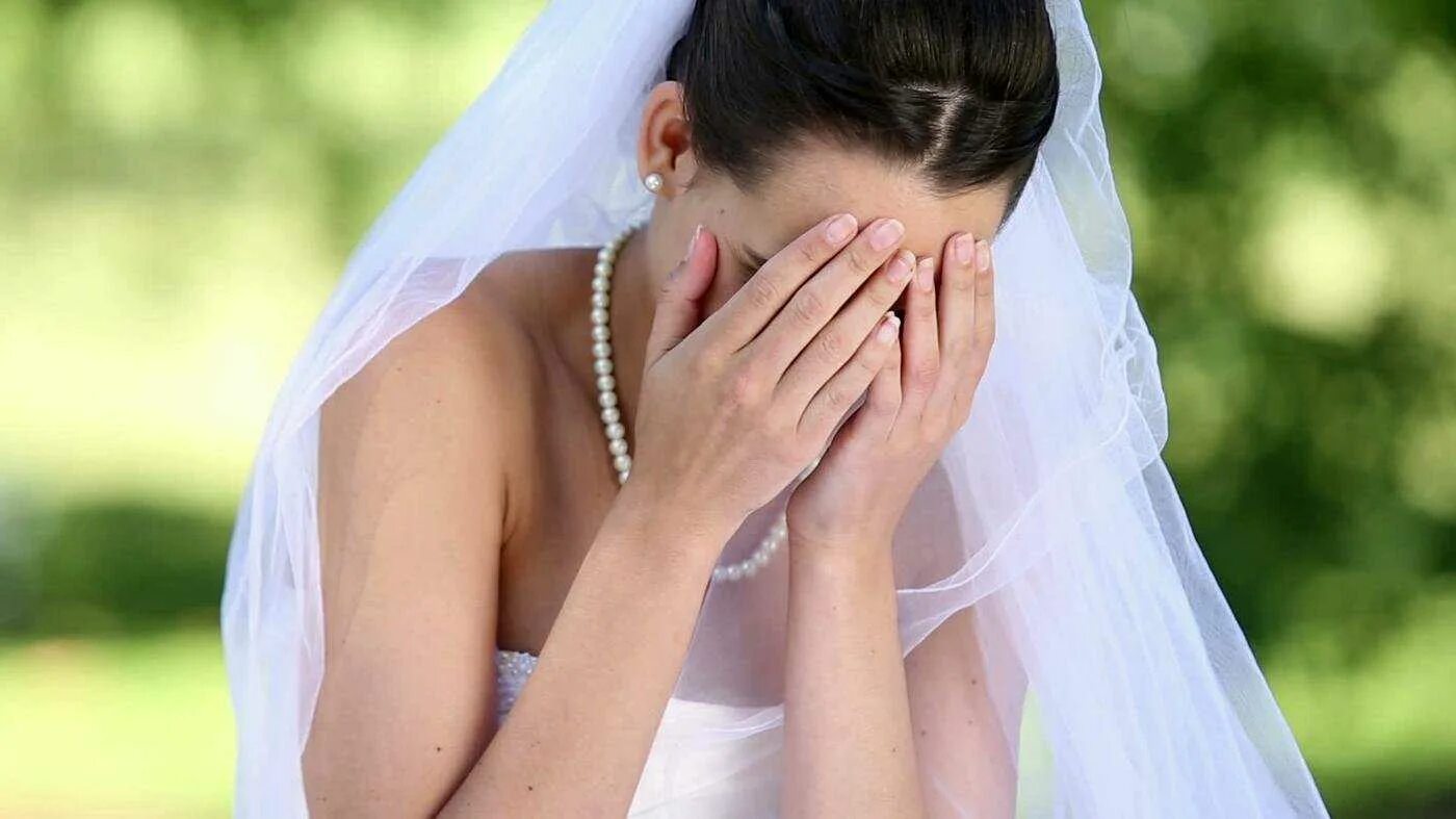 Почему невесту называют невестой. Невеста плачет. Невеста. Грустная невеста. Грустная невеста на свадьбе.
