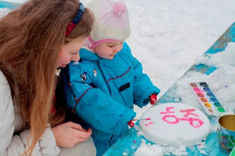 Играем со снегом. Игры со снегом. Игры со снегом для малышей. Игры на снегу для детей. Игра в снежки дети.