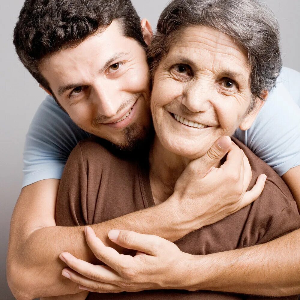 Grandma's love. Объятия с родителями. Мама и взрослые дети. Объятия пожилых. Фотосессия родители и взрослые дети.