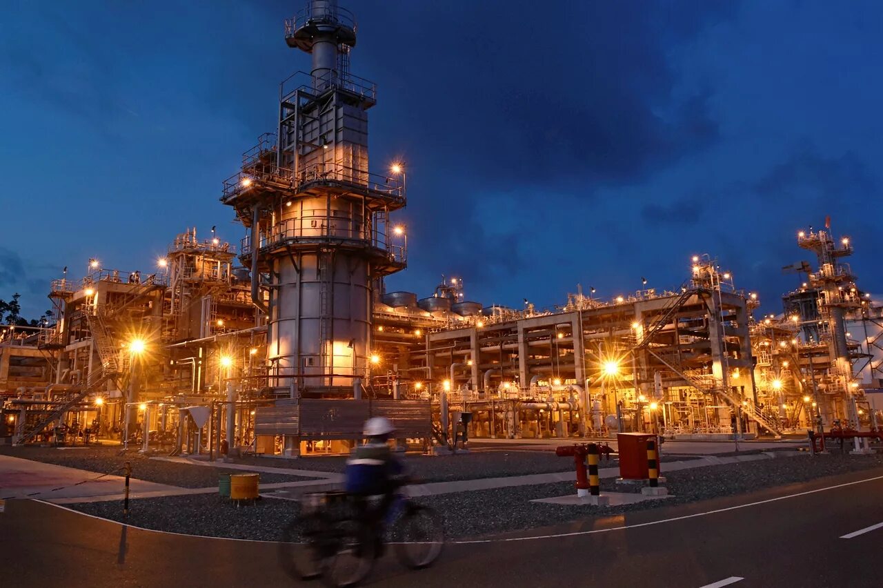 Химический завод Индонезия. Промышленный пейзаж. Индустриальный. Индустриальный пейзаж фото. Отрасли малайзии
