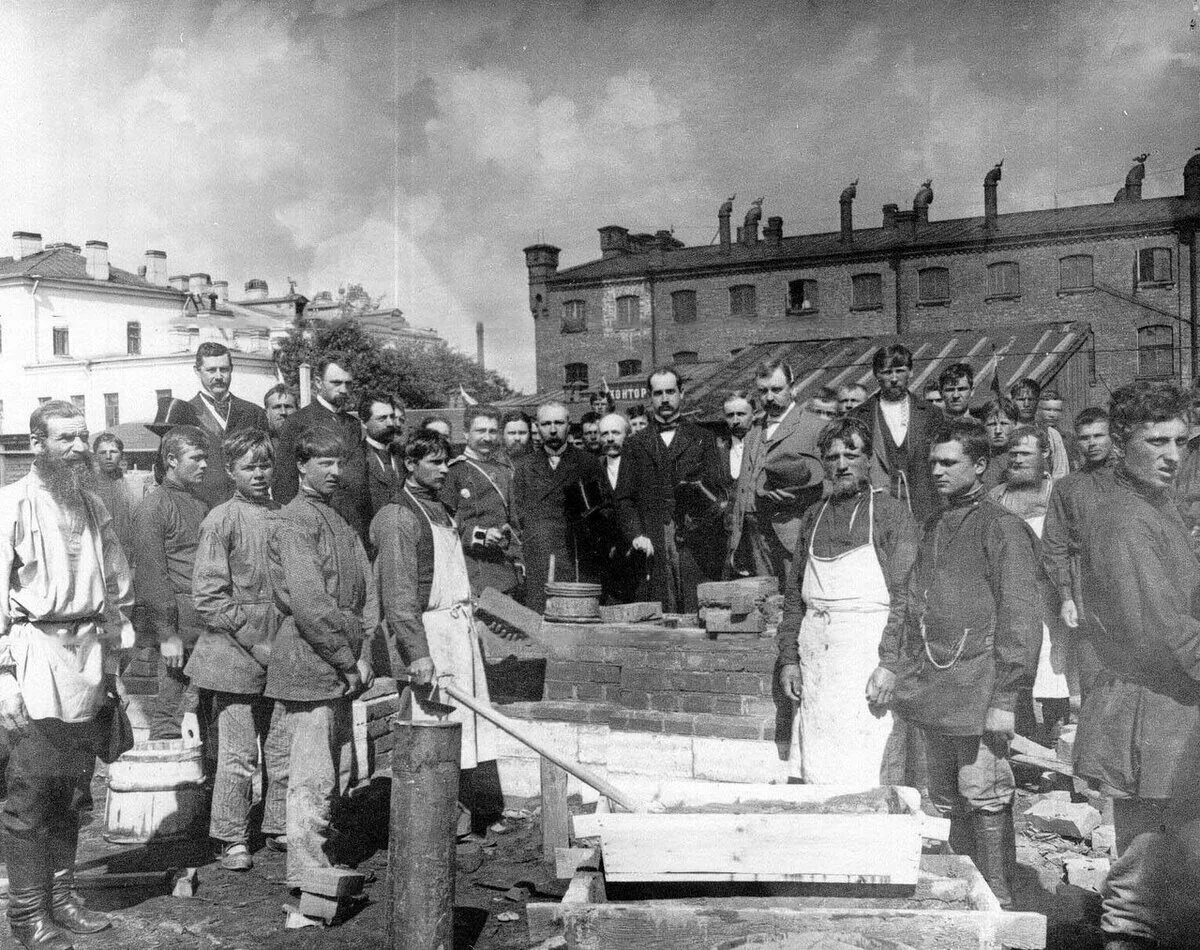 Заводы санкт-петербурга конца 19 века. Пролетариат в россии в 19 веке. Пролетариат 20 век. Работные дома англия 19 век. Завод в россии 19 век александр 3.