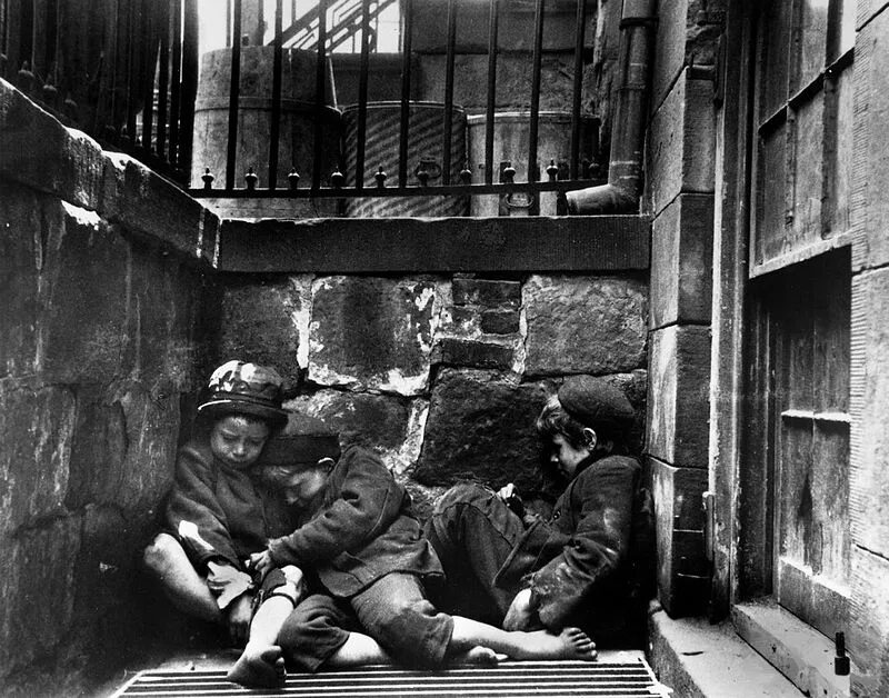 Пауперизм это. Jacob Riis. Малберри стрит Нью-Йорк. Дети беспризорники США начало 20 века. Якоб август Риис.