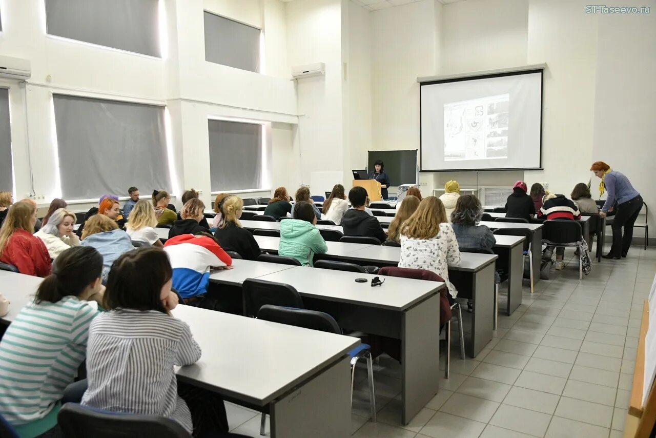 Класс с учениками. Формат обучения в школах. Дистанционное образование. Дистант в московских школах. Школы югры.