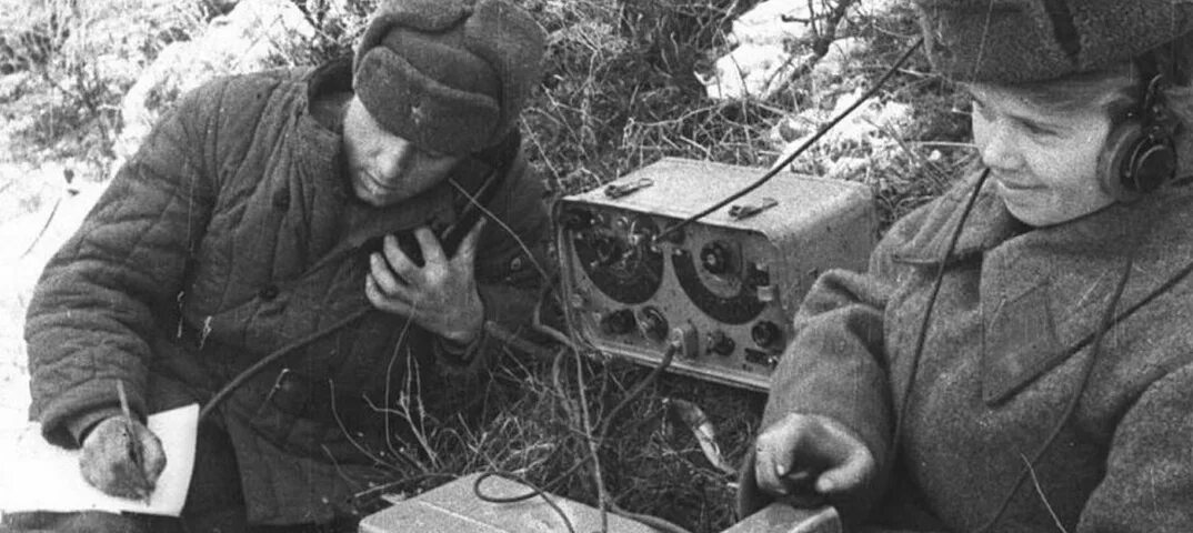 Радист 2. Радистки в годы Великой Отечественной войны. Советские радисты в годы Великой Отечественной. Радиостанция в лесу. Радист в Ленинграде в годы войны.