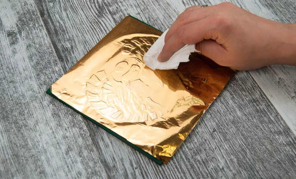 Как пользоваться поталью. Интерьерная живопись поталь. Техника золочения поталью. Как пользоваться поталью. Кисть для золочения сусального золота.