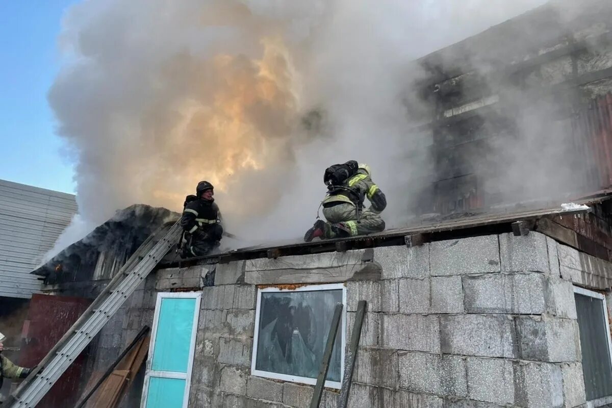 Пожар. Пожар в здании. Сгоревший дом. Пожары в Амурской области.