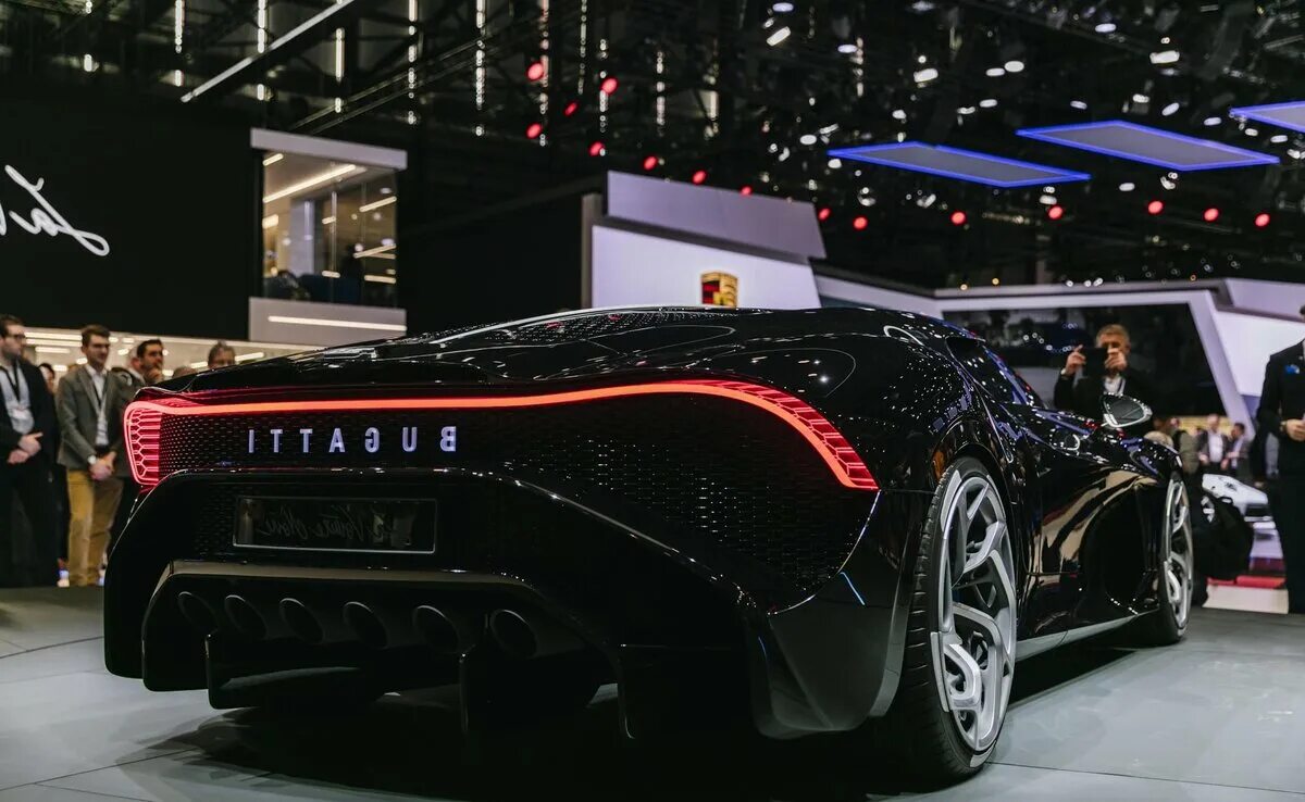 Бугатти la voiture noire 2021. Бугатти мистраль родстер. New bugatti mistral. Дорогие машины. Bugatti w16 mistral.