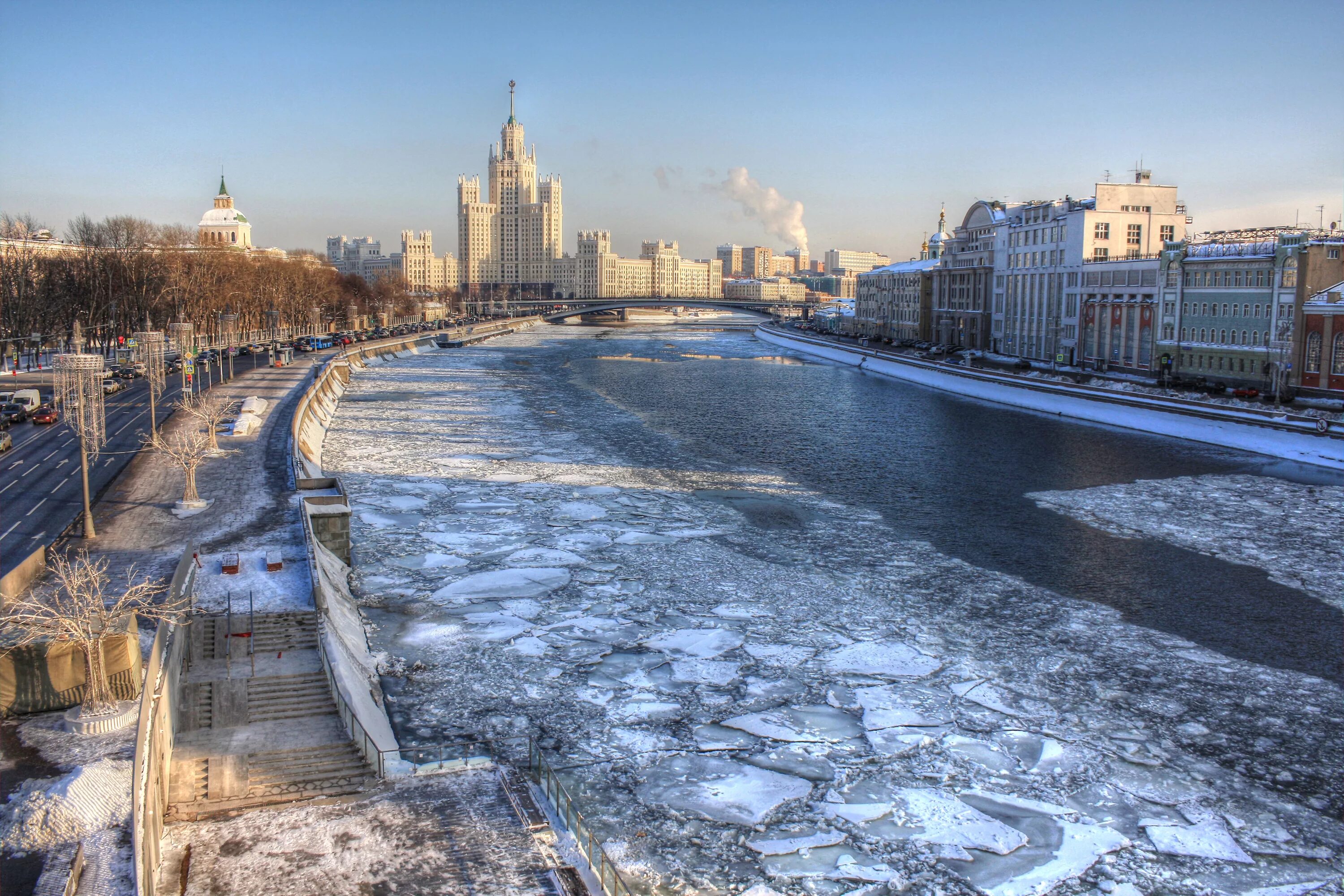 Москва река заледенела. Москва зимой. Реки Москвы. Зимний город.