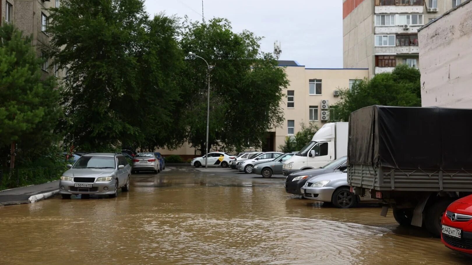 Потоп в тюмени. Потоп на Клязьминской улице. Тюмень затопило. Наводнение машины. Наводнение в Тюмени.