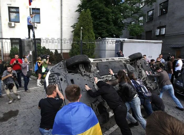 Нападение на посольство. Нападение на российское посольство в Киеве. Нападения на посольство России в Украине в 2014. Нападение на посольство Украины в Москве. Посольство России на Майдане.