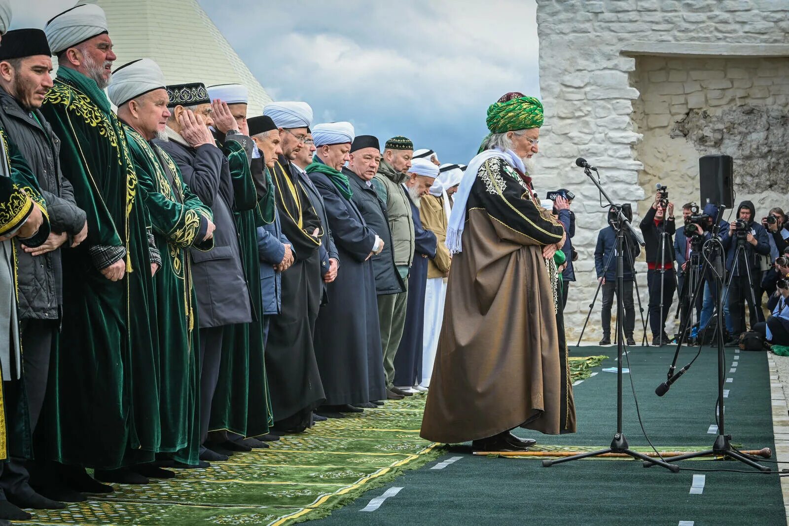 Сегодня в татарстане какой. 1100 Летия принятия Ислама в Волжской Булгарии. 1100 Летие принятия Ислама Волжской Булгарией 2022. Принятие Ислама Волжской Булгарией. Город Булгар принятие Ислама 1100 летие.