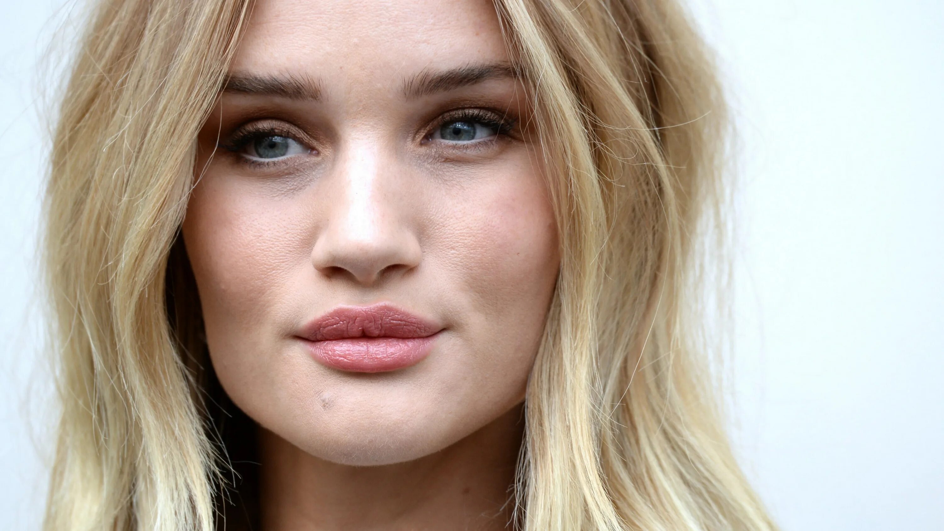 Пухлые губы у девушки. Красивые губы. Мода на пухлые губы. Почему пухлые губы. Красивые женские губы.