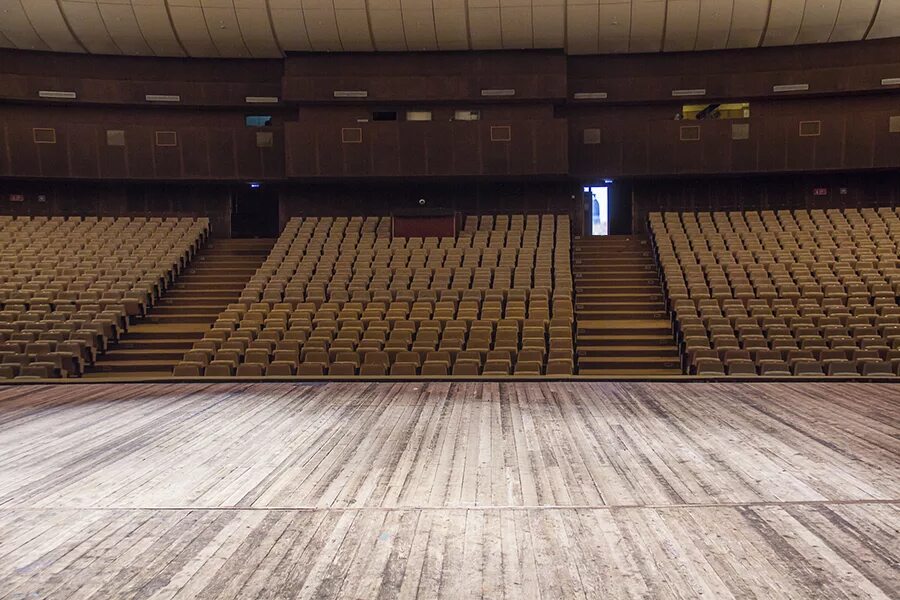 Цк урал екатеринбург зал. Концертный зал космос екатеринбург. Зал космос фото. Концертный зал космос москва. Концертный зал космос екатеринбург.