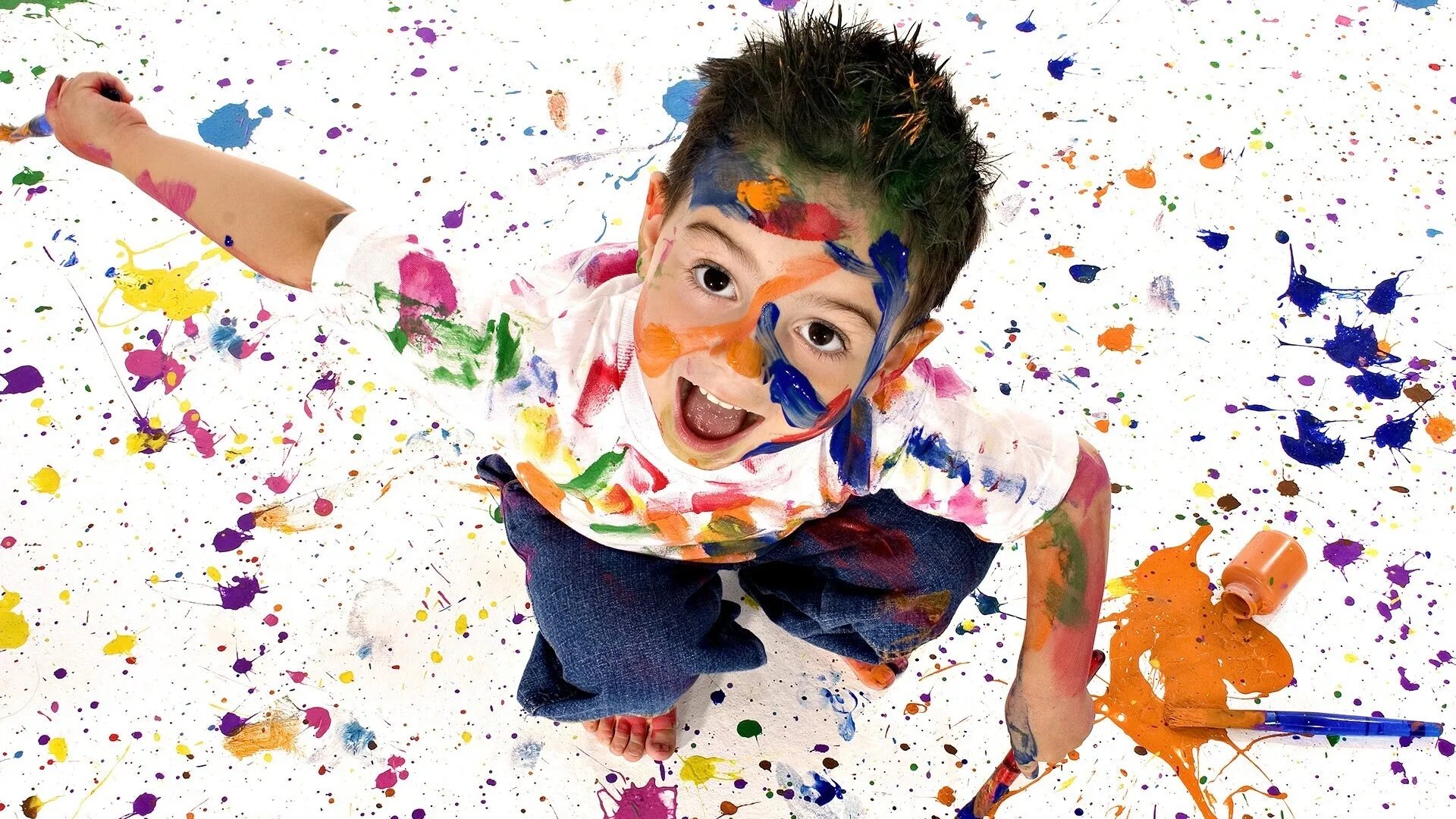 Children's painting. Креативное рисование для детей. Краски для детей. Человек в краске. Мальчик с красками.