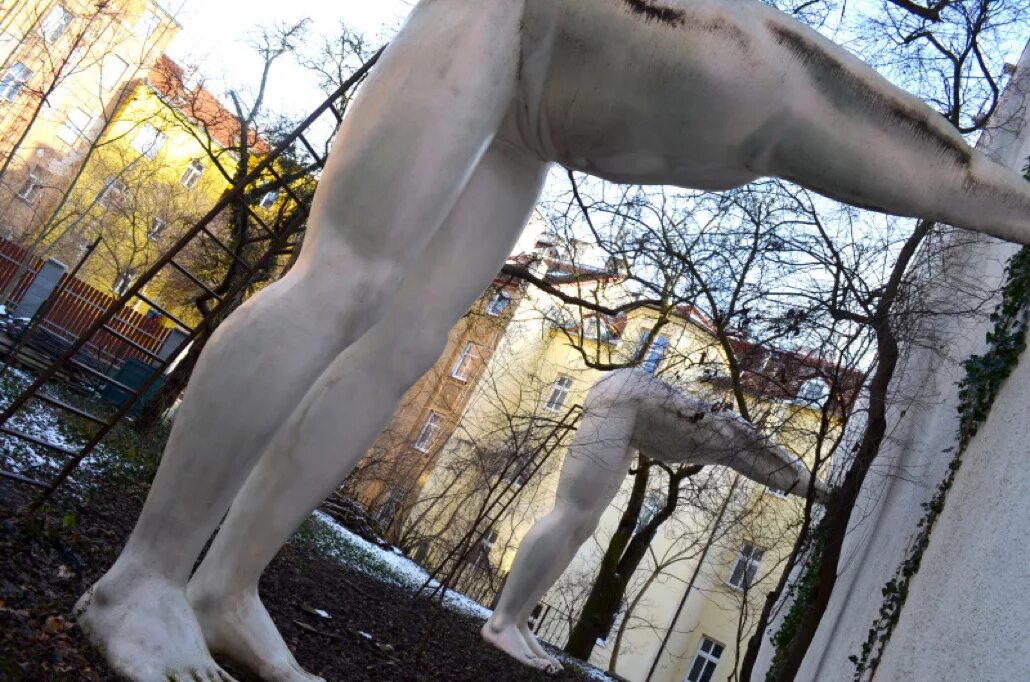 скульптура подхалимство в праге. кто предатель?. предательство. самоуничижение. раболепие.