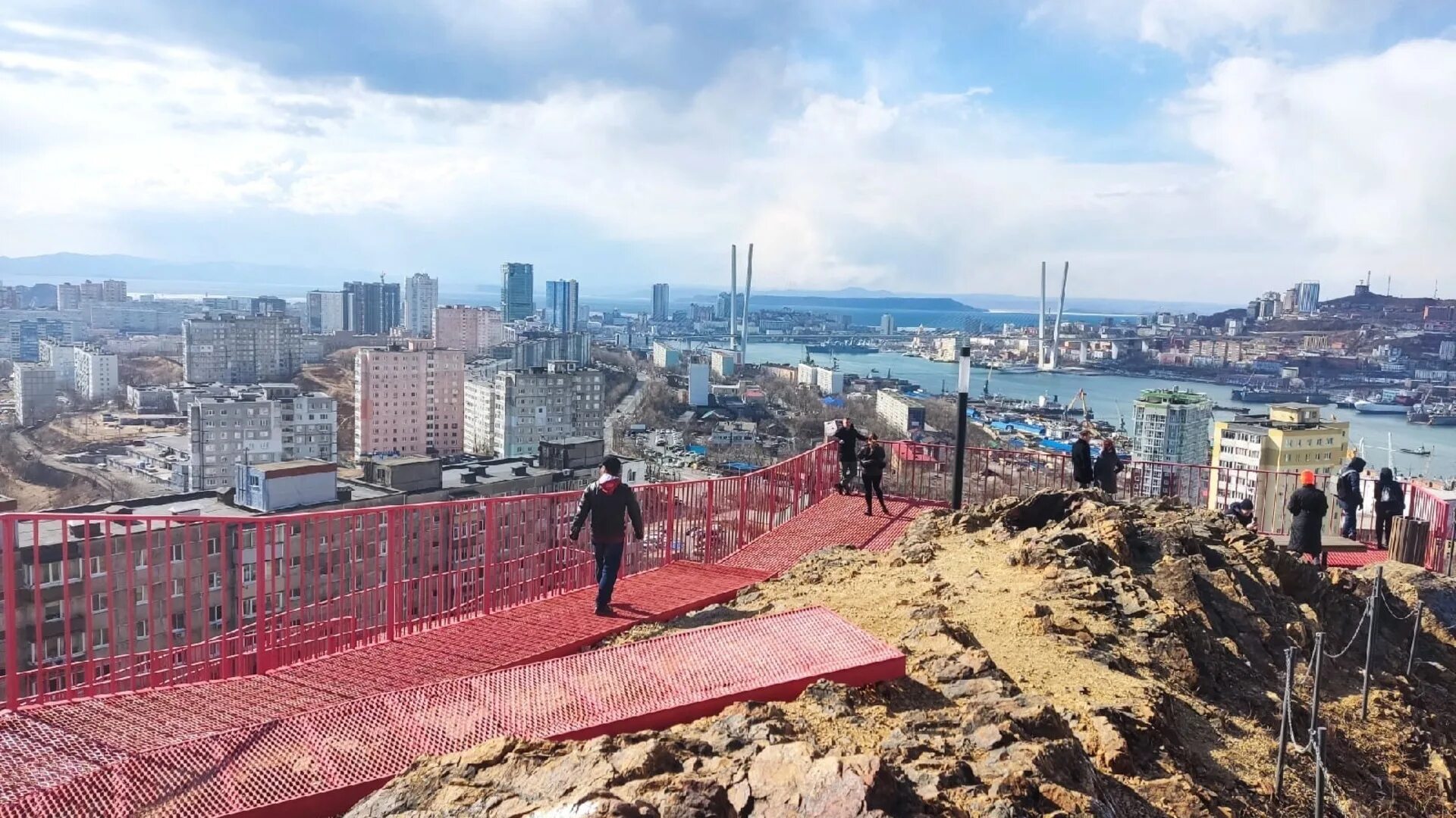 Рогов в городе владивосток 2024. Город Владивосток 2023. Фотографии Владивостока. Владивосток набережная. Видовая площадка Владивосток.