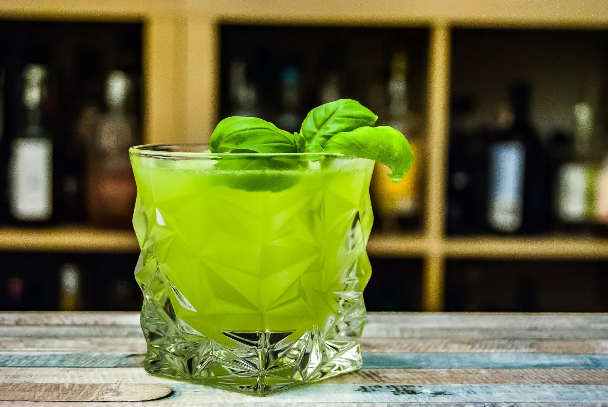Gin basil smash. Базиликовый джин. basil smash cocktail. абсент сауэр. абсент коктейль.