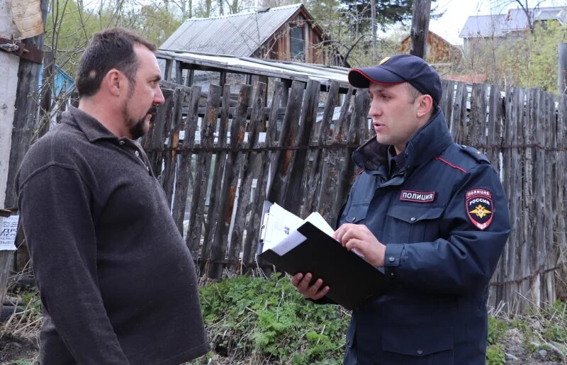 Беседа участкового с гражданами. Участковый Октябрьского района. Участковый полиции с гражданами. Беседа с участковым