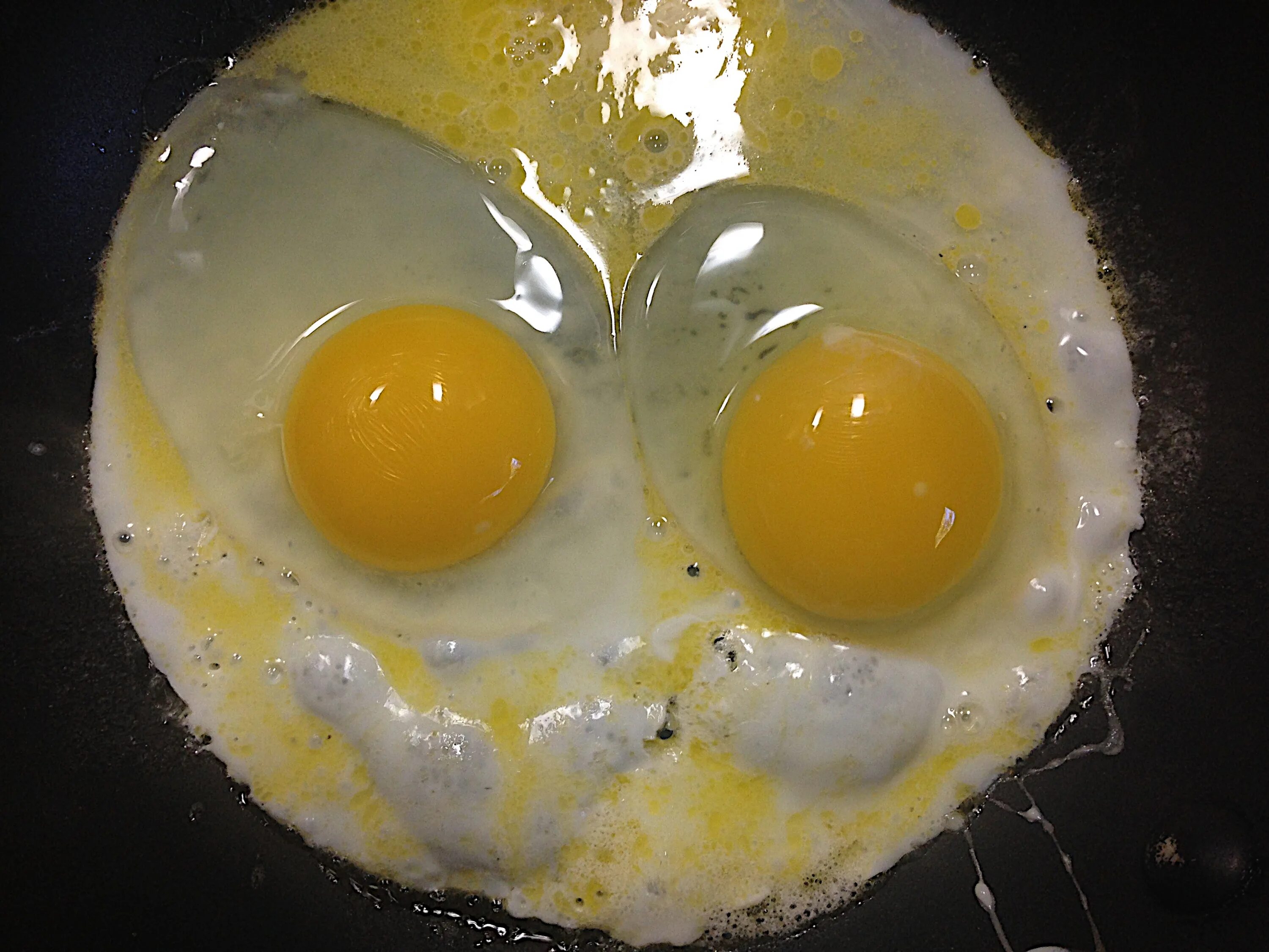 Яйцо обжаренное с двух. Жареные яйца. Яичница. Яйцо глазунья. Завтрак с яйцом.