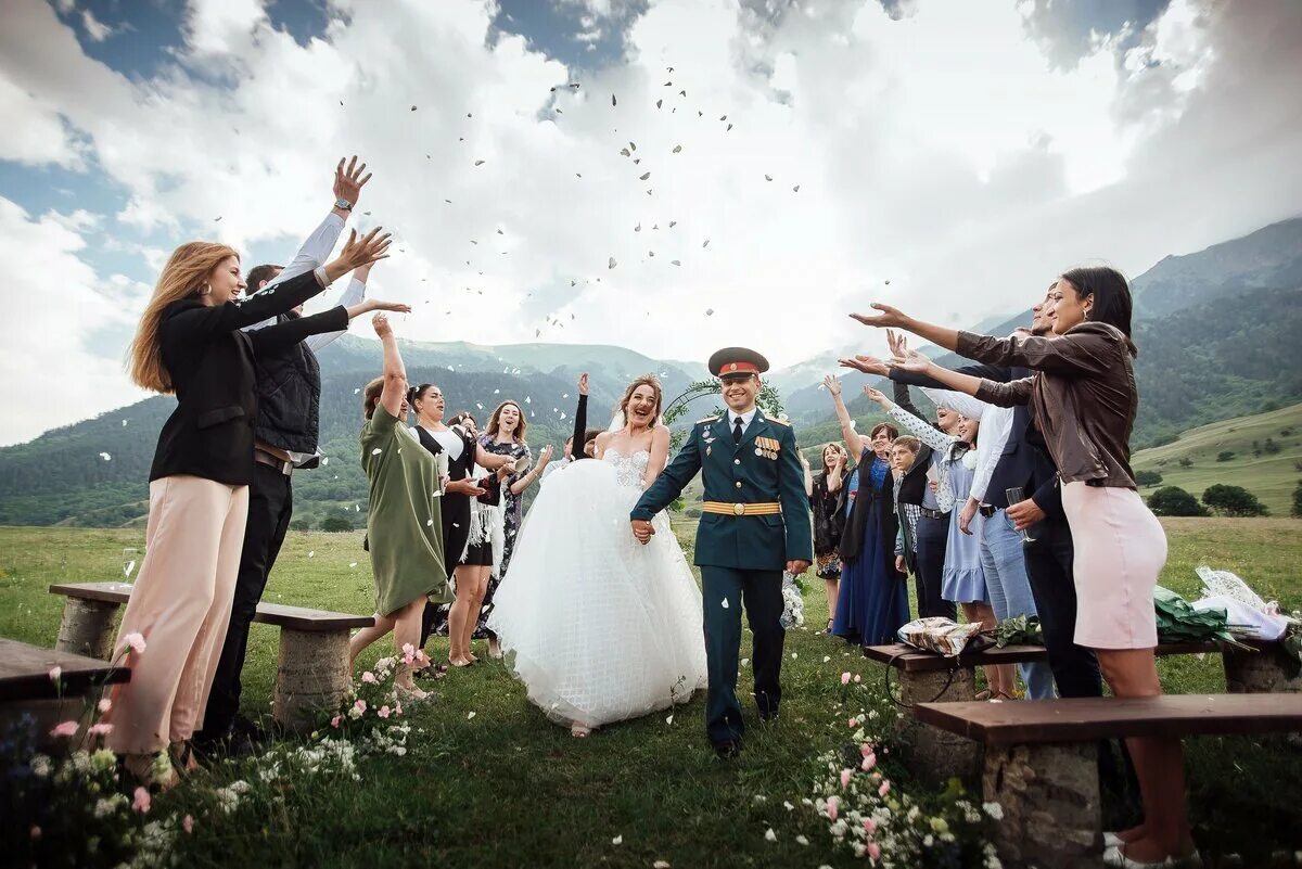 Свадьба в горах. Невеста сбежала со свадьбы. Свадьба в стиле горы. Свадьба в горах фото.