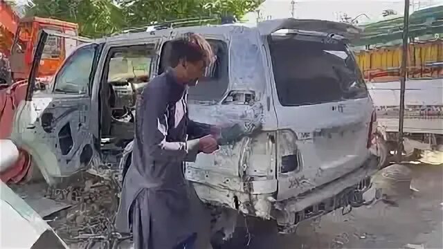 Engine restore. Пакистанские ремонтники автомобилей. Пакистанские дальнобойщики. Пакистанские ремонтники автомобилей. Индусы ремонтируют двигатель.