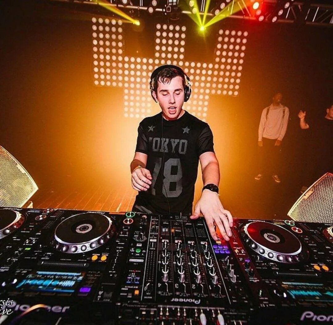 Dj does. Dj fn. Dj fn. Дж цветкофф. Фотосессия для диджея.