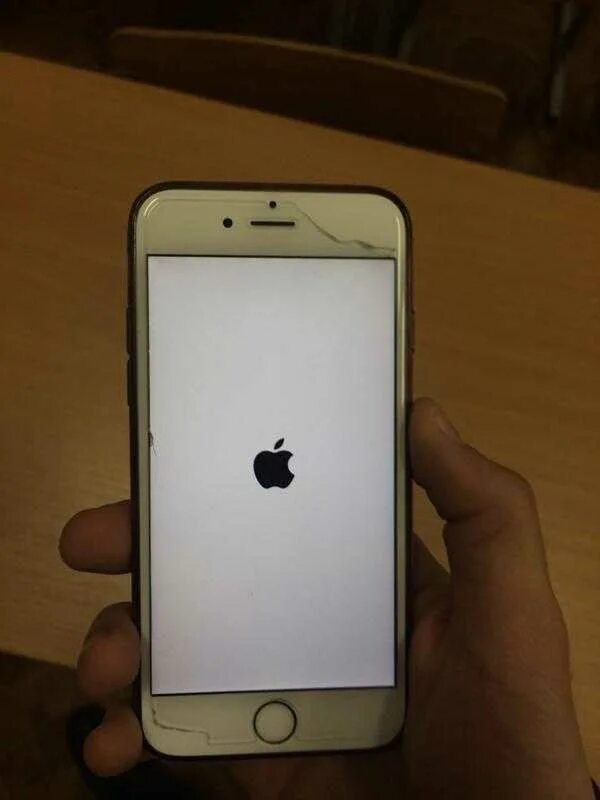 Айфон долго включается. Iphone 6s выключенный. iphone висит на яблоке. айфон 6 белый. айфон 6 белый экран.