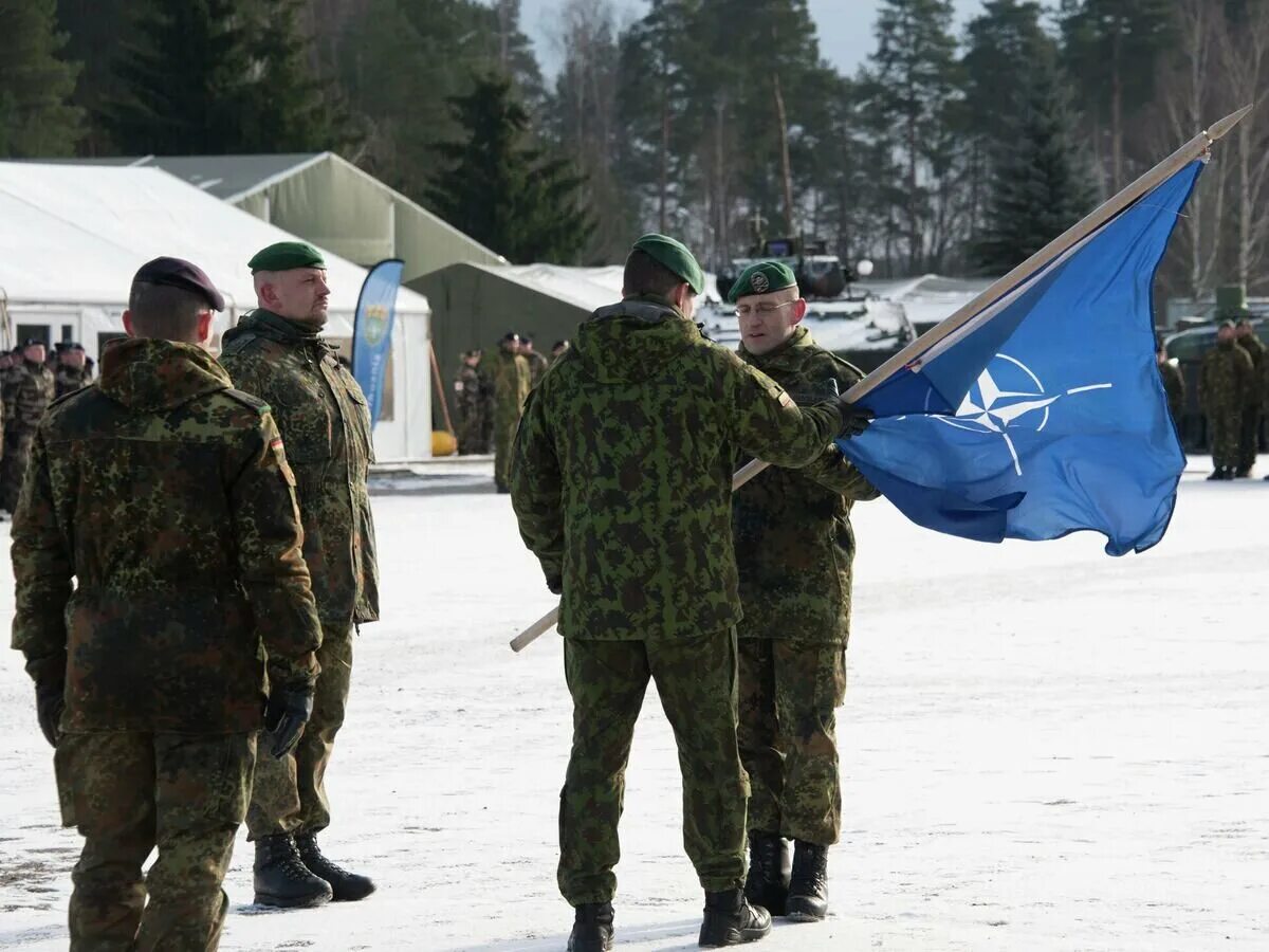 Военные НАТО С флагом. Литва сейчас военные НАТО. Казарма НАТО. Флаг НАТО армия. 300 тысяч солдат нато в польше