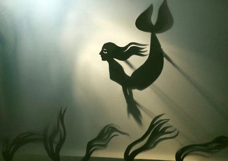 Силуэтные рисунки. Русалка значок. Силуэт русалки. Силуэт русалки в море. Теневой театр русалочка.