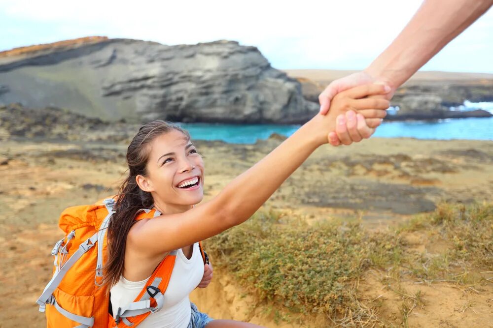 Девочке руку давать. Женщина с ребенком за руку. Ребенок идет за руку со взрослым. Ребенок идет за руку со взрослым. Помогать людям.