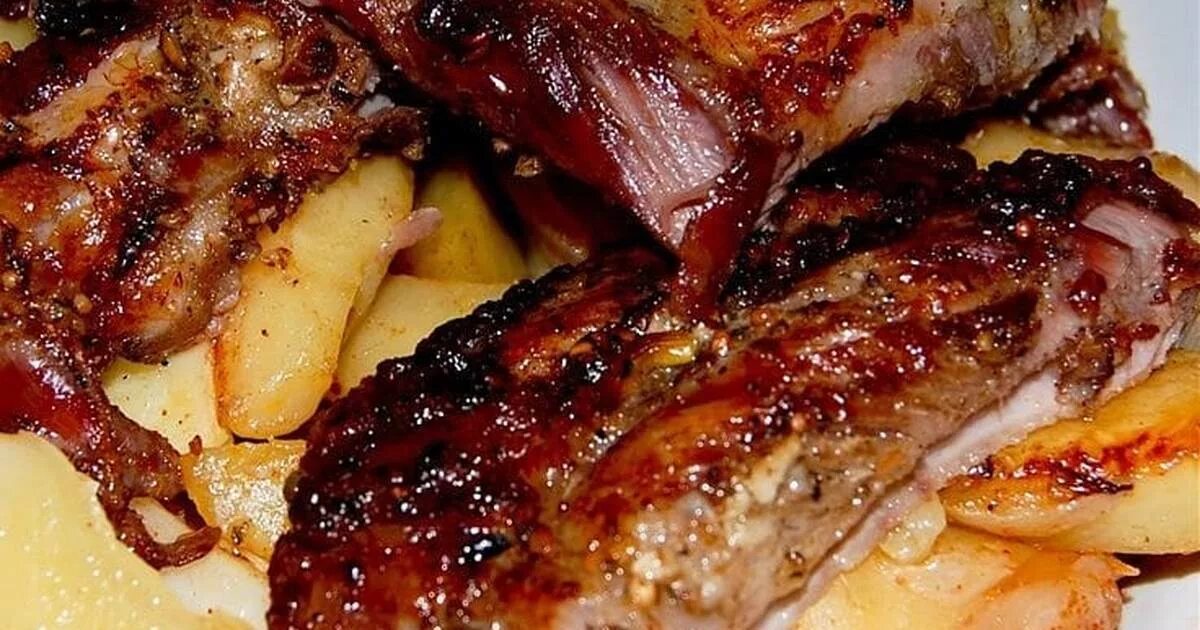 Как вкусно приготовить ребра свиные с картошкой. Рёбра свиные в духовке с картошкой. бараньи ребрышки в рукаве с картошкой. рёбра свиные с картофелем в рукаве. ребра с картошкой в духовке в рукаве.