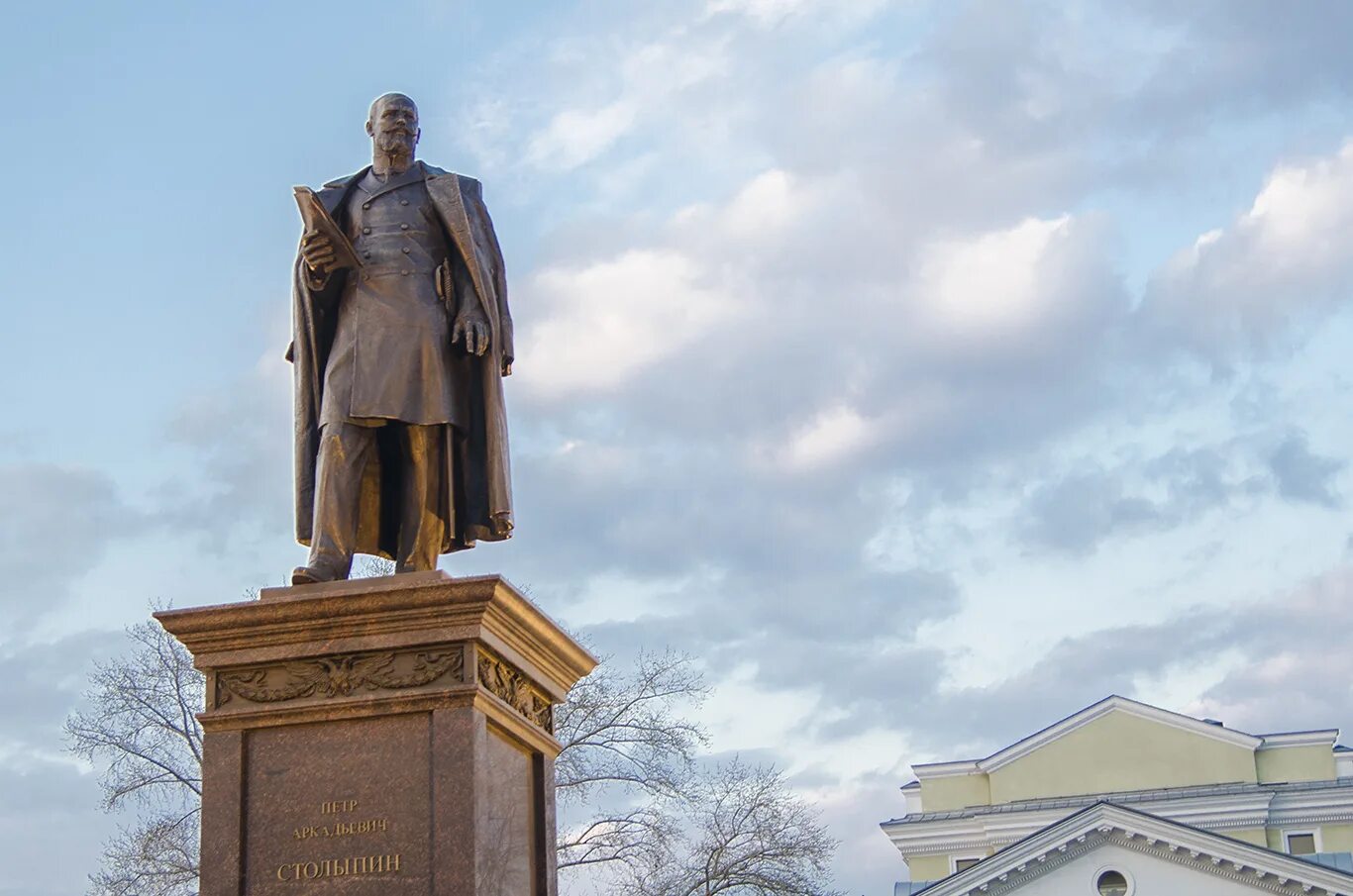 Памятники в честь людей