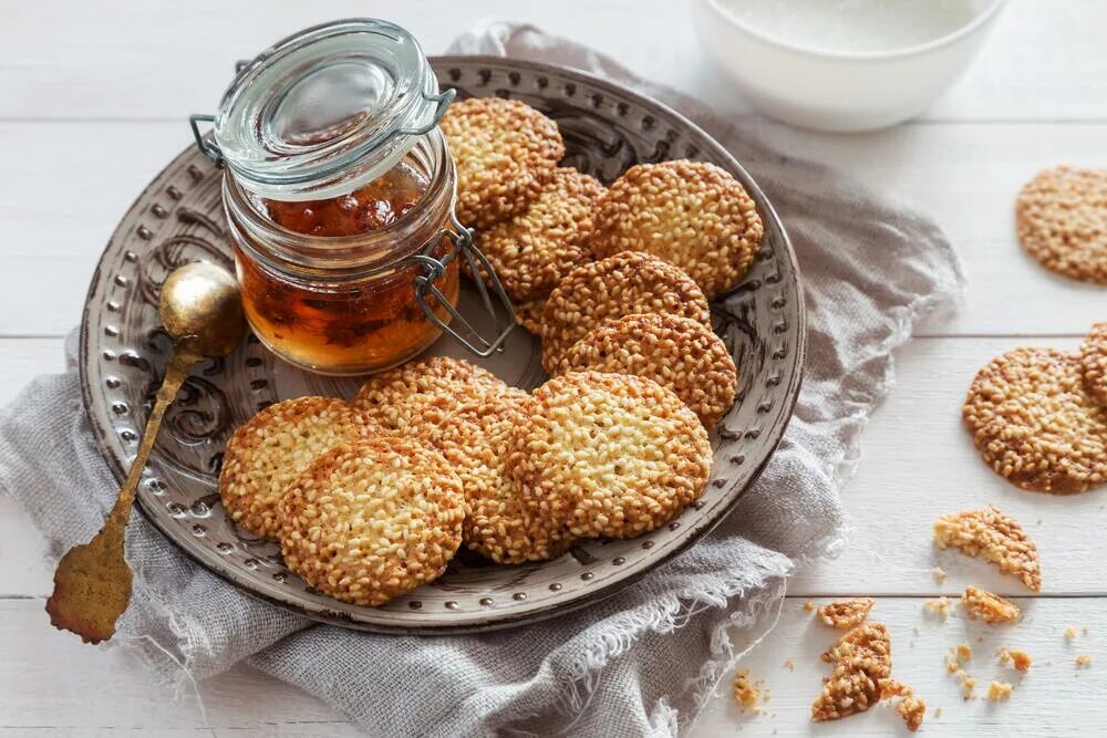 Рецепты печени с медом. Печенье сезам с кунжутом. Грановская кунжутка печенье. Хрустящее кунжутное печенье. Песочное печенье с кунжутом.