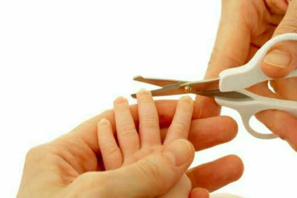 Как пальцы подстригать. Подстриженные ногти. Стричь ногти. Ребенок подстригает ногти. Подстригание ногтей детям.