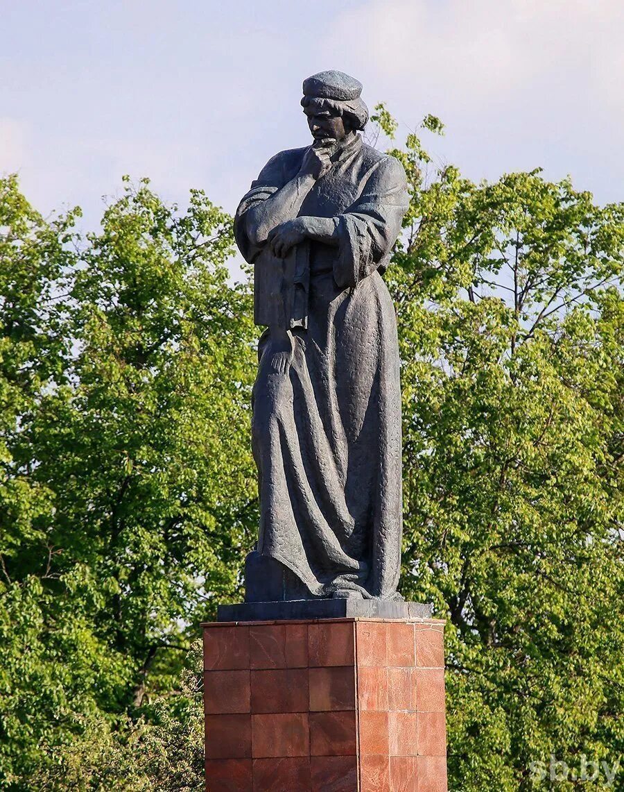 Франциск скорина памятник. В кишинёве памятник белорусскому первопечатнику франциску скорине. Франциск скорина статуя. Памятники скорине. Памятник франциску скорине в минске.