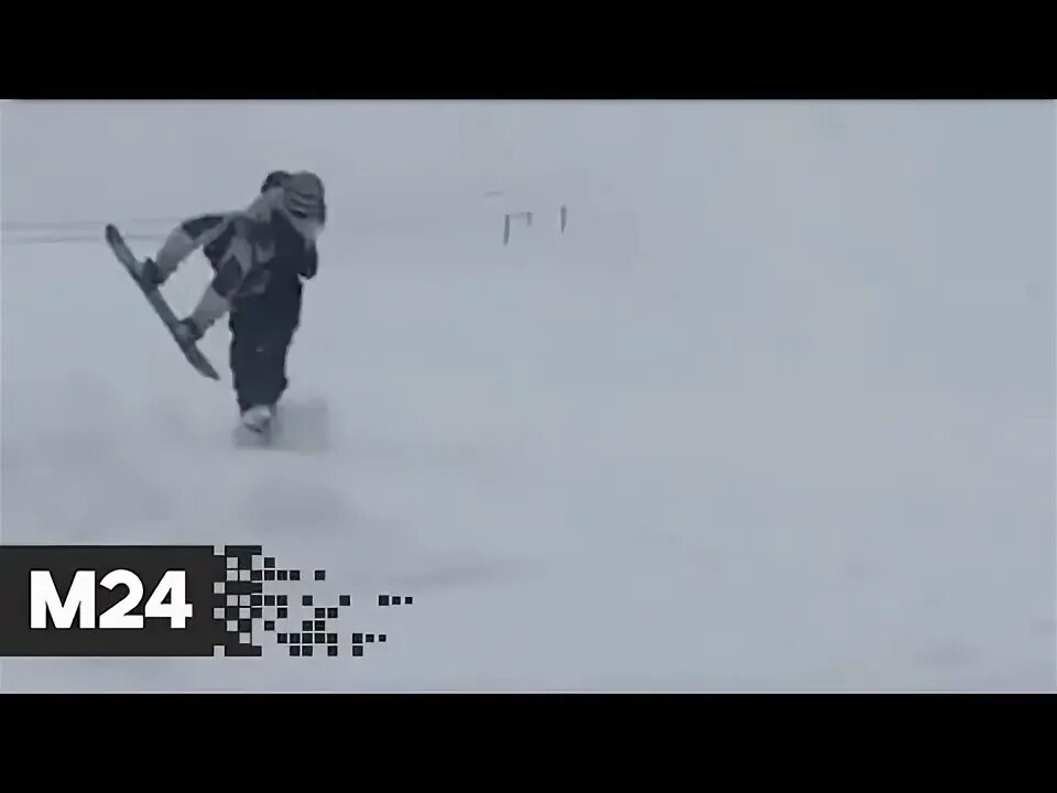 Человек в снежной лавине. Сход лавины в домбае. Убегает от лавины. Лавина фон. Убегает от лавины.