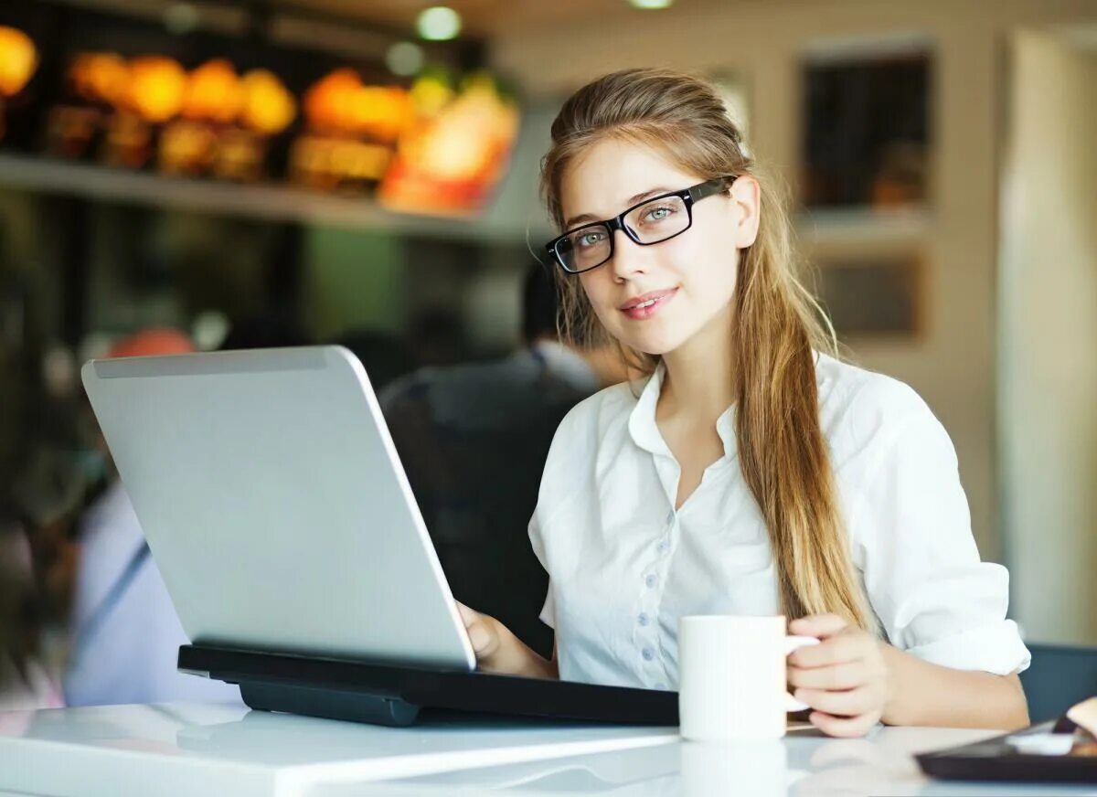 Девушка программист. Девушка в очках в офисе. Женщина за ноутбуком в офисе. Девушка за ноутбуком.