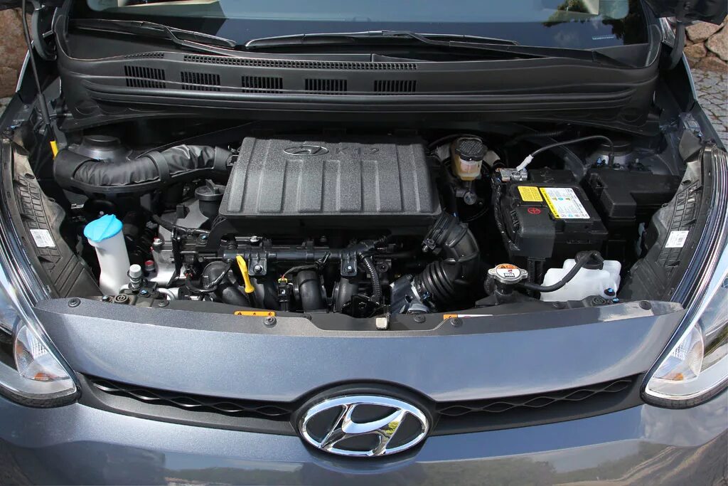 Двигатель хендай 30. Hyundai i10 подкапотное. Hyundai i30 подкапотка. Хендай ix35 подкапотка. Подкапотное пространство ix35.