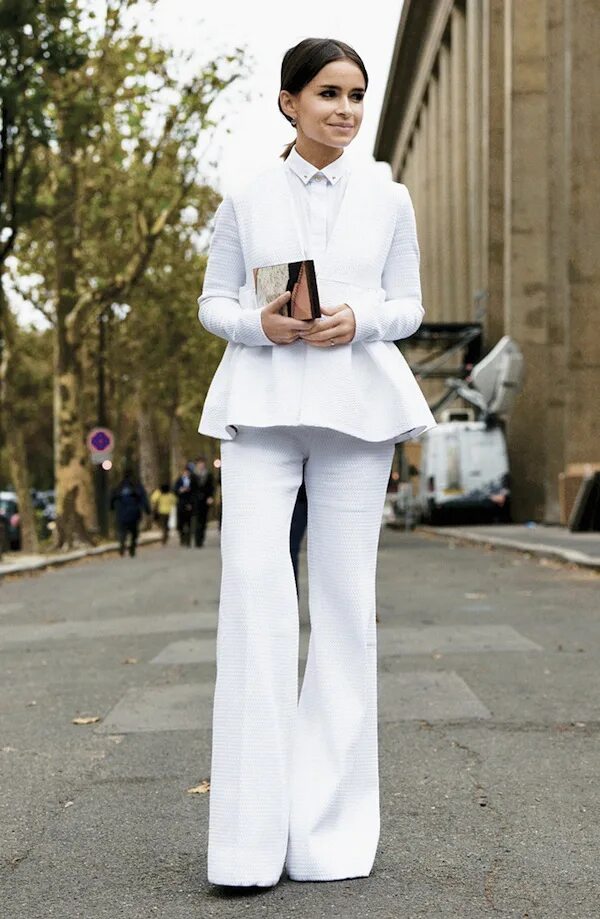 Стильный вечерний образ. Наряды с брюками. Штаны клеш 2017. Костюм безко. Девушка в черном брючном костюме.