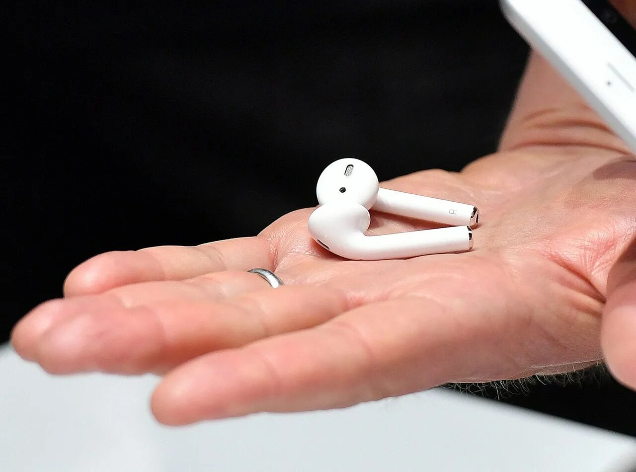 Airpods треск. Наушники АПЛ 2022. AIRPODS последняя версия 2023. Новые AIRPODS 2022. Наушники эпл 2023.