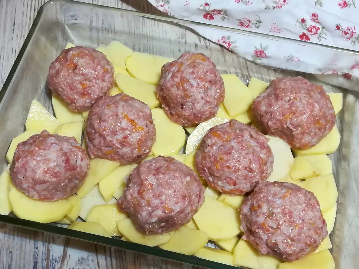 Рецепты с фаршем с пошаговым фото. Фрикадельки с картошкой в духовке. Картошка с фрикадельками в духовке. Мясные шарики с картофелем в духовке. Фрикадельки с картофелем в духовке.