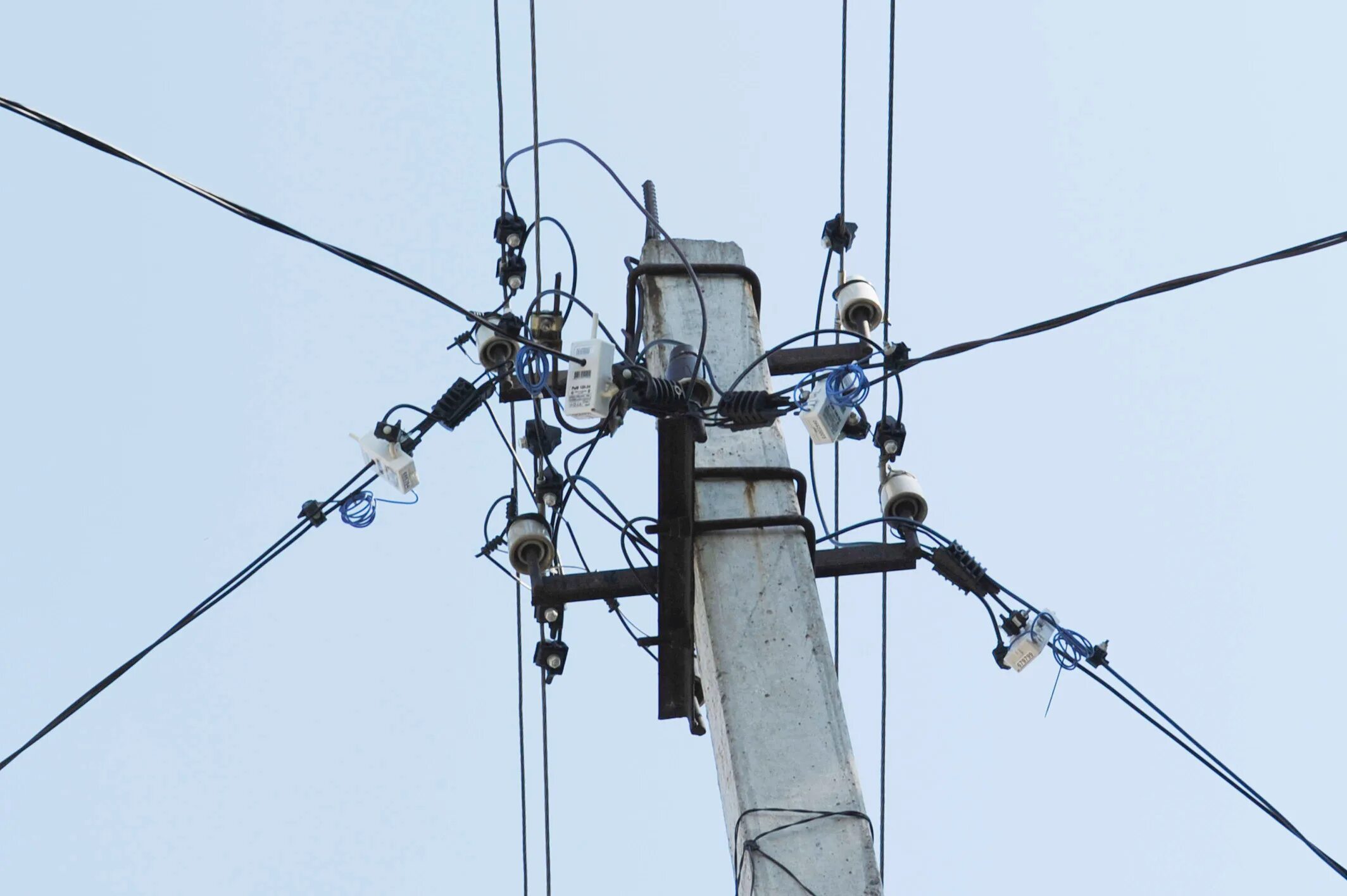 приборы учета на опоре. счётчик электроэнергии сплит 380 на столбе. приборы учета на опоре. счетчик электроэнергии на вл 10кв. рим 384.