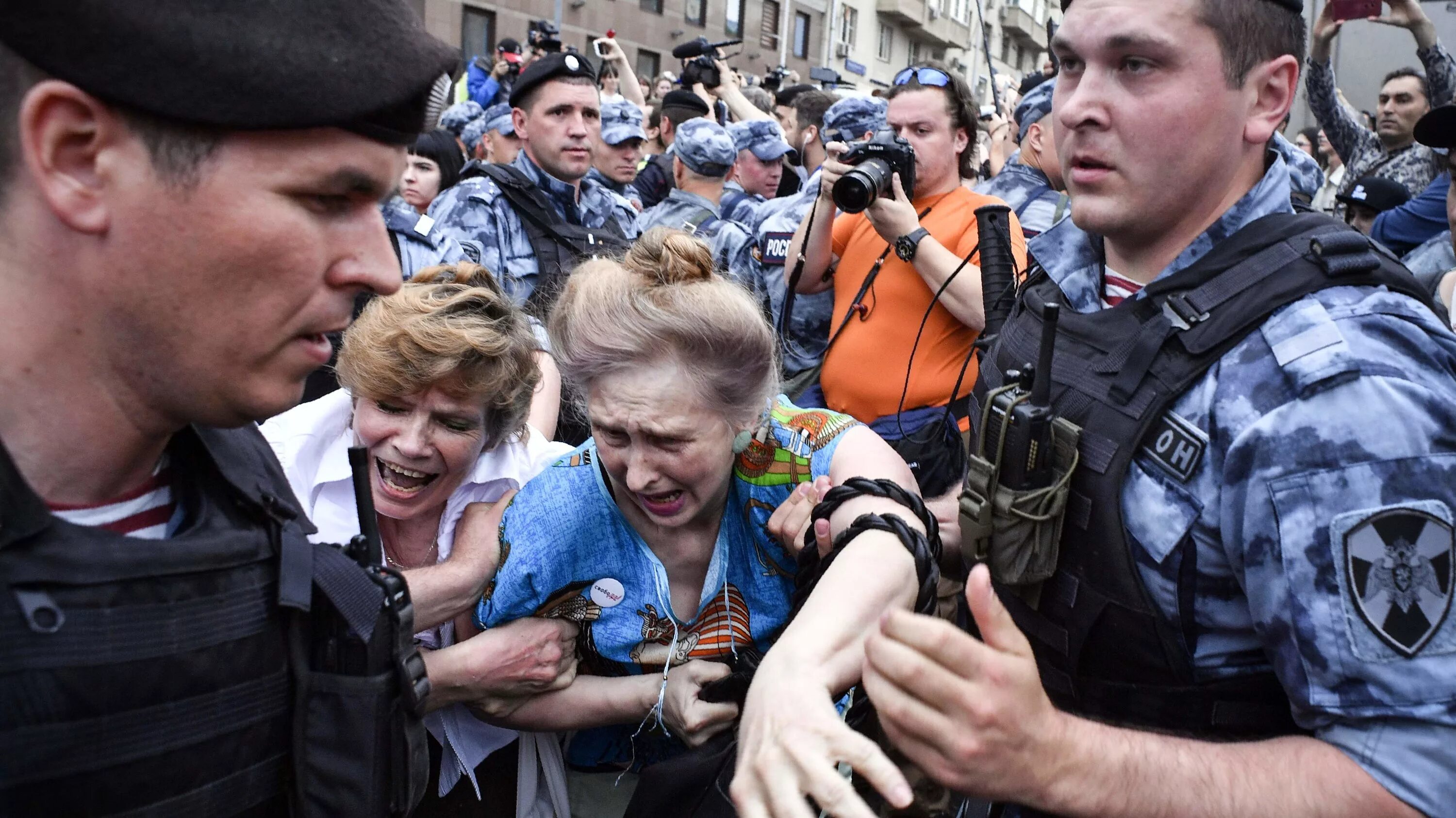 Бьют омон. Разгон демонстрантов в Москве. Полиция России на митингах. Милиция с народом.