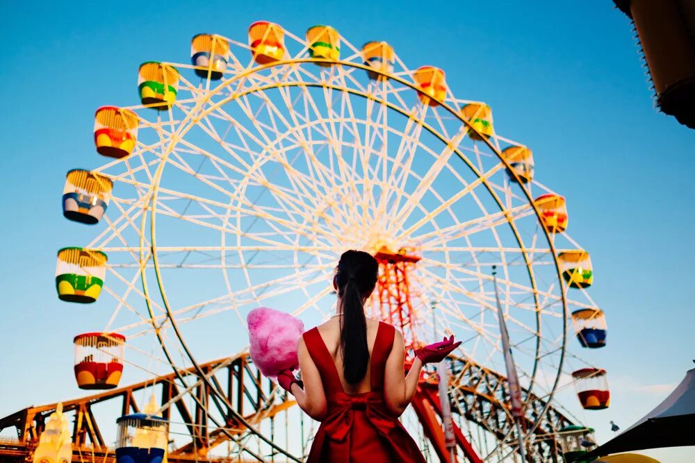 колесо обозрения казань ривьера. идеи для фотосессии в парке аттракционов. возле колеса обозрения. фотосессия в парке аттракционов. девушка на колесе обозрения.