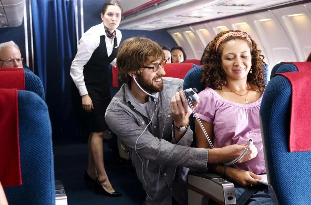 Флайт 7500 фильм. Манифест фильм про самолет. Все в самолете начинает замерзать. Флайт 7500 фильм. Рейс 2023 фильм.