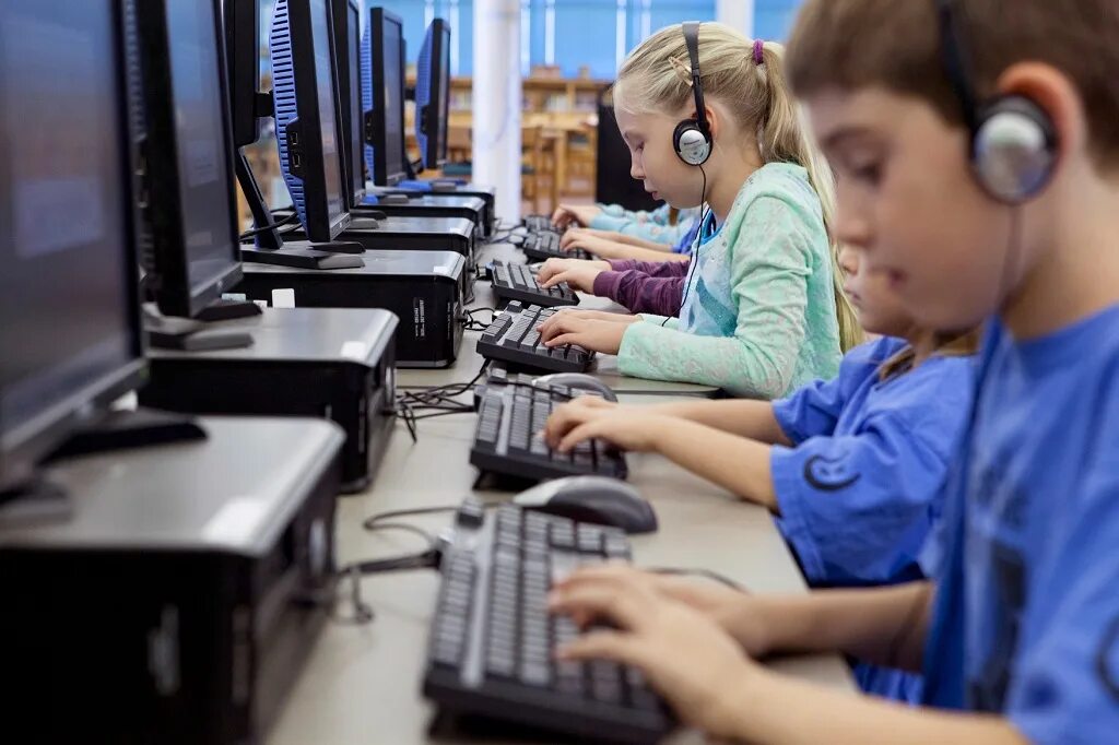 Компьютерная техника в школах. Школьник за компом. Ученик за компьютером. Дети в компьютерном классе. Урок в компьютерном классе.